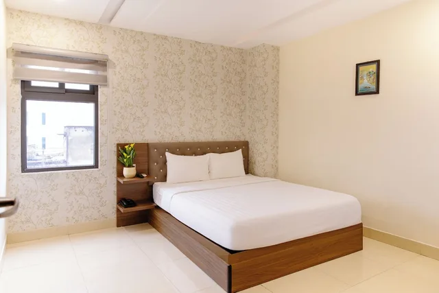 Deluxe, Boss Palace Hotel 5/10