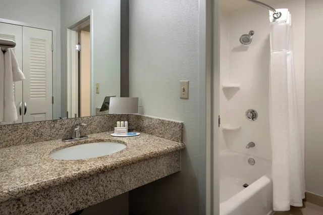 غرفة بسرير كينج مع أريكة لذوي الإعاقة، Courtyard By Marriott Boston Norwood Canton 5/6
