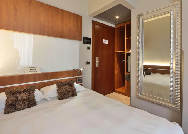 Room, French Bed، Best Western Hotel Madison 1/5
