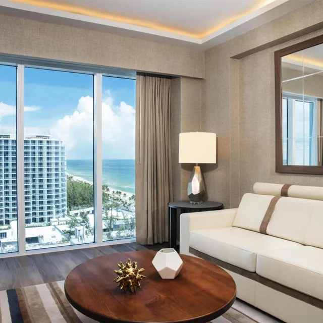 جناح بسرير مزدوج بغرفة نوم واحدة بإطلالة جزئية على البحر، Conrad Fort Lauderdale Beach 6/6