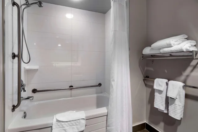 Room, King Bed, Accessible, Best Western Plus Vancouver Airport Hotel 2/2