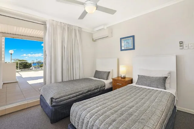 غرفة بسرير كوين وسريرين منفصلين بإطلالة على البحر بغرفتي نوم، ELOUERA TOWER BEACHFRONT APARTMENTS 1/7