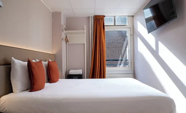 Comfort, Queen Bed, Private Bathroom, Hotel Jimmy 4/5