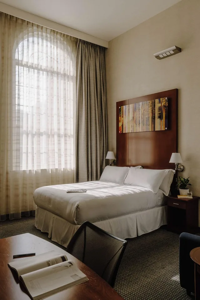 غرفة بسرير مزدوج بمطبخ صغير، Club Quarters Hotel In Philadelphia 1/5