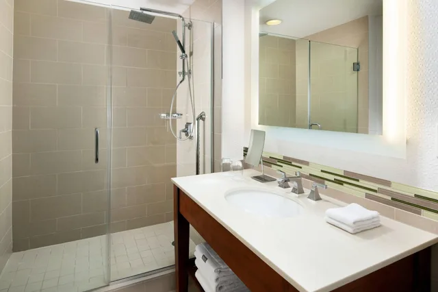 غرفة بسرير كينج لذوي الإعاقة، Westin Houston Memorial City Hotel 3/6