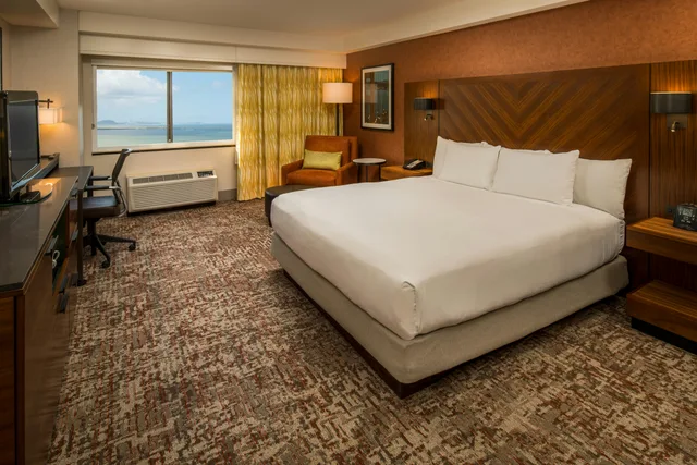 غرفة بسرير كينج لذوي الإعاقة، Doubletree By Hilton San Francisco Airport 1/3