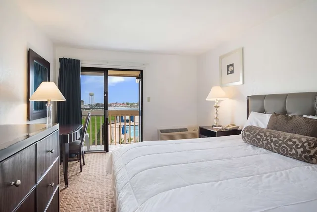 غرفة قياسية بسرير كينج، Rodeway Inn at Somers Cove Marina 1/3