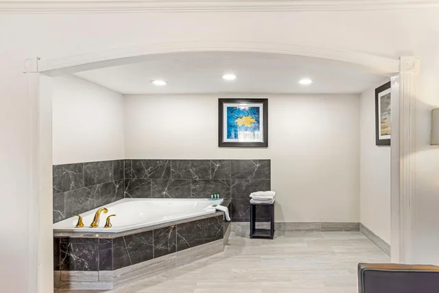 جناح بسرير كينج مع أريكة بجاكوزي، Best Western Westgate Inn 2/3