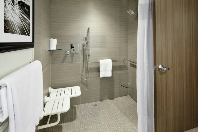 Room, King Bed, Accessible, COURTYARD AKRON DOWNTOWN 5/6