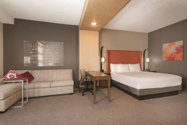 غرفة تنفيذية بسرير كينج، La Quinta Inn and Suites by Wyndham South Jordan 2/3