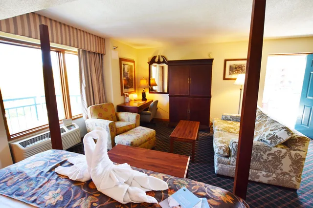 غرفة سوبيريور بسرير كينج بإطلالة على النهر بشرفة مع أريكة، Arbors at Island Landing Hotel Suites 4/10
