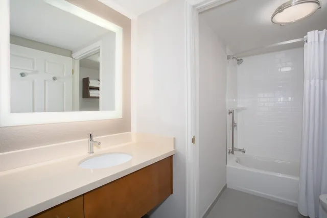 جناح بسرير كينج بغرفة نوم واحدة بمطبخ، STAYBRIDGE SUITES DENVER INTERNATIONAL AIRPORT 2/5
