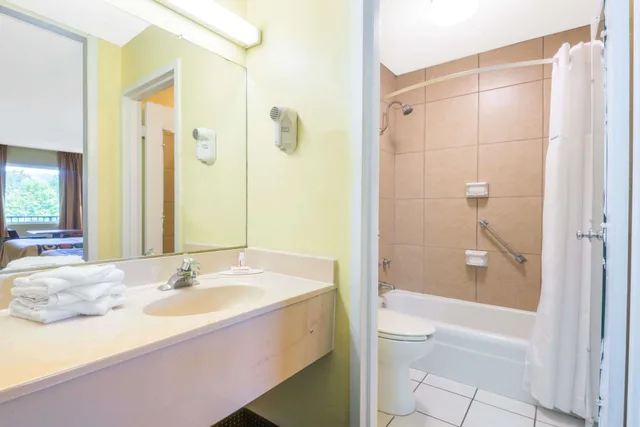 غرفة بسرير كينج، Super 8 by Wyndham Williamsburg 3/3