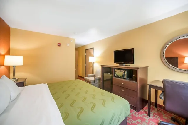 غرفة بسرير كينج لذوي الإعاقة، Quality Inn O'Fallon IL - St. Louis 1/10