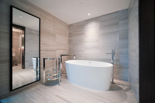Paradox, King Bed, Bathtub، Paradox Hotel Vancouver 10/10