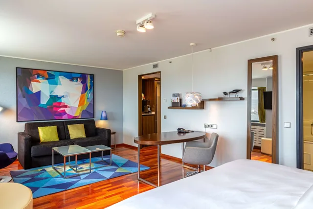 1 Bedroom, Suite, Twin Beds, Old Town View، Radisson Blu Hotel Lietuva 2/4