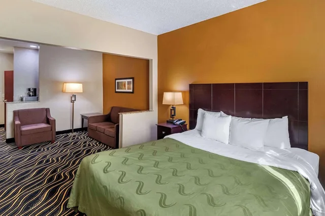 جناح بسرير كينج لذوي الإعاقة، Quality Suites Addison-Dallas 1/5