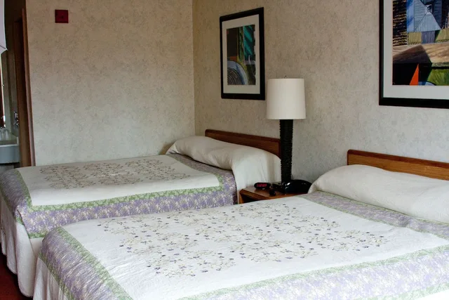 غرفة بسريرين كوين بمطبخ صغير لذوي الإعاقة، Anchorage Inn 2/10