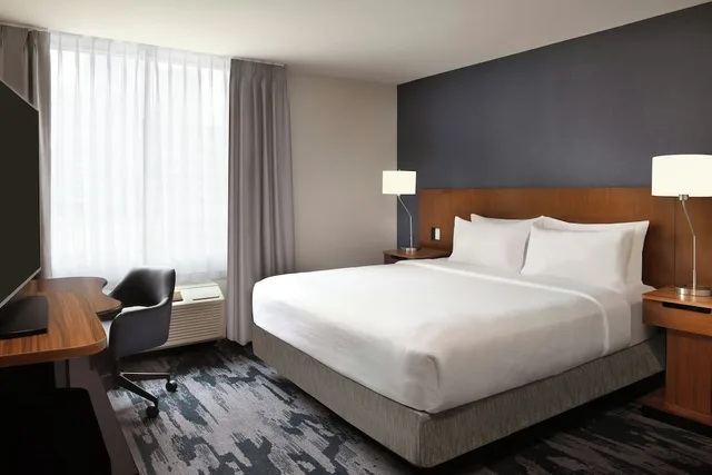 غرفة بسرير كينج، Fairfield Inn Suites Calgary Downtown 1/10