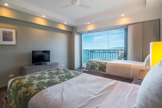 2 Bedrooms, Condo, King Bed, Queen and Twin Beds, Ocean Front, 2 Bathrooms، Waikiki Shore by OUTRIGGER 2/2
