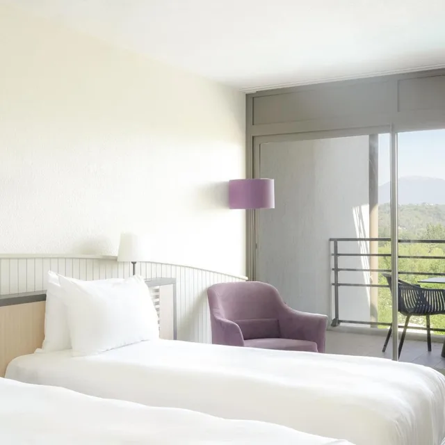 غرفة بسريرين منفصلين بإطلالة على المسبح، Thalazur Antibes - Hotel & Spa 1/2
