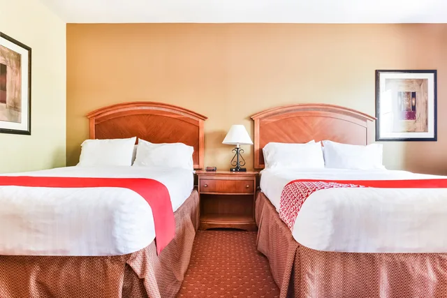 2 Queen Bed, Oyo Townhouse Oklahoma City Airport 4/7