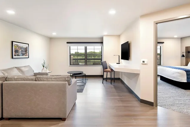 جناح بسريرين كوين، Clubhouse Hotel Suites Sioux Falls 2/3