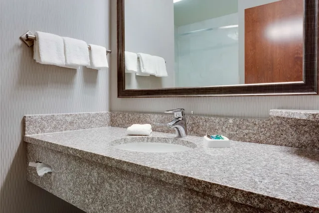 جناح بسريرين كوين بغرفتين مع أريكة، Drury Inn and Suites St Louis O Fallon IL 4/4