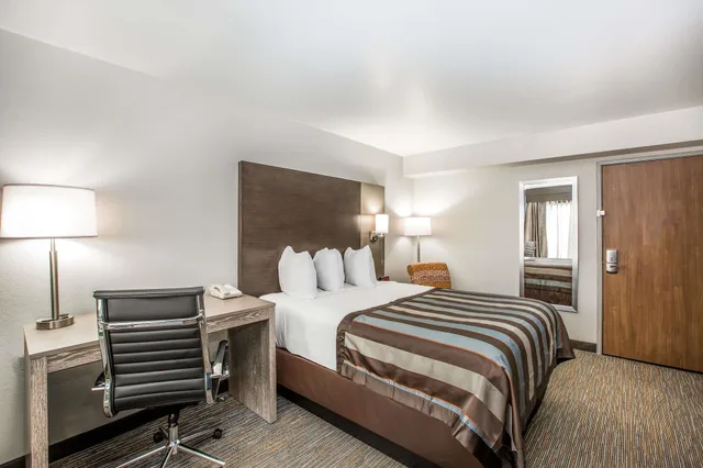غرفة بسرير كوين في طابق مرتفع، Wingate by Wyndham Louisville Fair and Expo 3/4