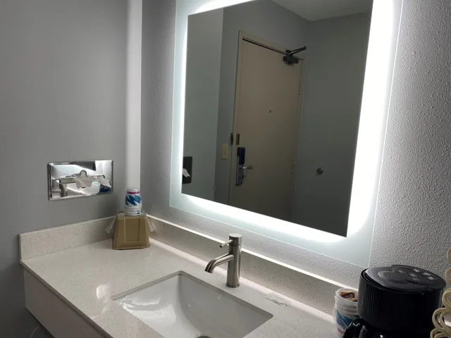 غرفة بسرير كينج لذوي الإعاقة، AmericInn by Wyndham Viroqua 3/4