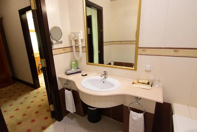 غرفة ديلوكس بسرير كوين، Grand Hotel Tien Shan 8/8
