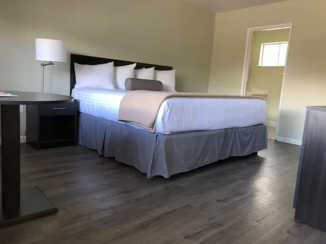 Standard, King Bed, Partial Lake View، Hotel Elevation 2/4