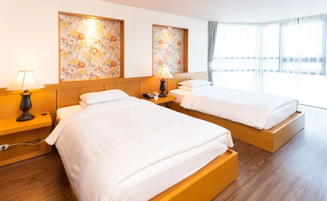 غرفة ديلوكس عائلية بسرير كوين وسرير فردي، Sunset Hotel 2/10