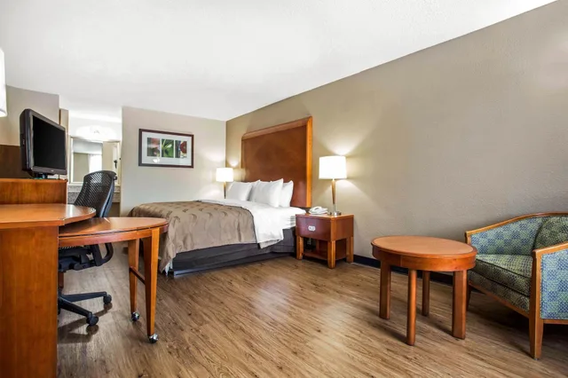 غرفة قياسية بسرير كينج، Quality Inn and Suites University Area NC 4/6