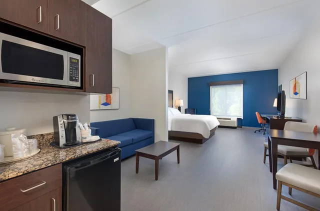 جناح بسرير كينج مع أريكة، Holiday Inn Express Hotel And Suites Cleveland Northwest 2/2