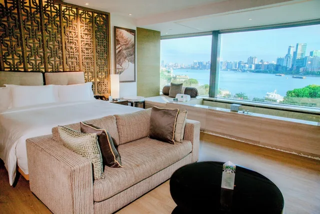 Oasis, Sanctuary, King Bed, River View, with Pool، Banyan Tree Shanghai On The Bund Hotel 1/2