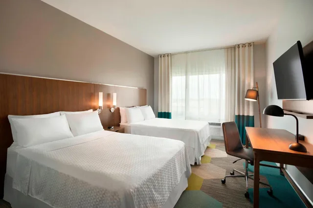 غرفة بسريرين كوين بحوض استحمام لذوي الإعاقة، Four Points By Sheraton Miami Airport 2/4