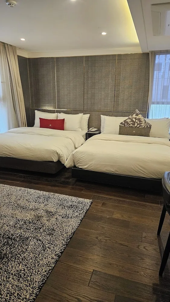 غرفة بسرير مزدوج وسرير فردي، Hotel The May Jongno 8/10