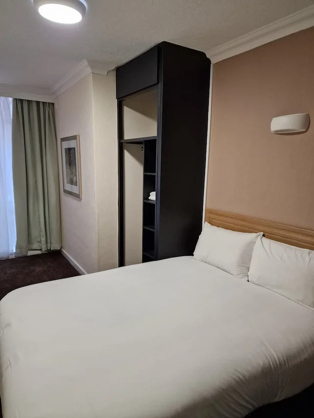 Standard, Double Bed, Britannia Hotel Birmingham - New Street Station 1/10