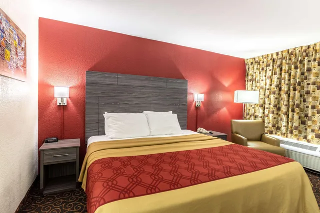 غرفة بسرير كينج للمدخنين، Econo Lodge Thomasville 2/5