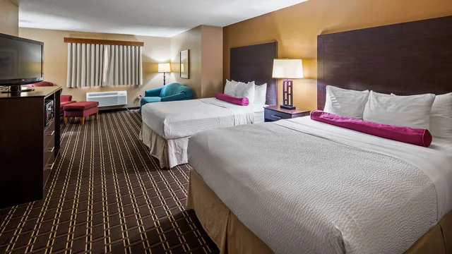غرفة بسريرين كوين مع أريكة، Best Western Dodgeville Inn & Suites 1/5