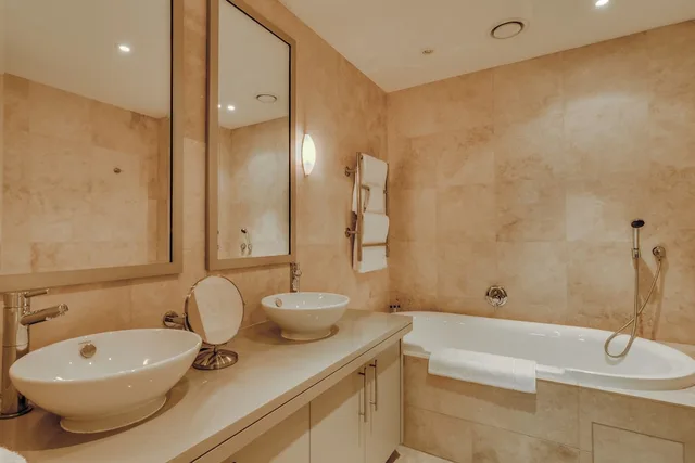 غرفة بريميير فاخرة بسرير كينج وسريرين منفصلين بغرفتي نوم بمسبح خاص، Mountain Marina Luxury Apartments 5/8