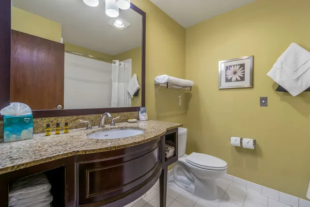 غرفة بسرير كينج بشرفة، Best Western Plus Plaza by the Green 6/7