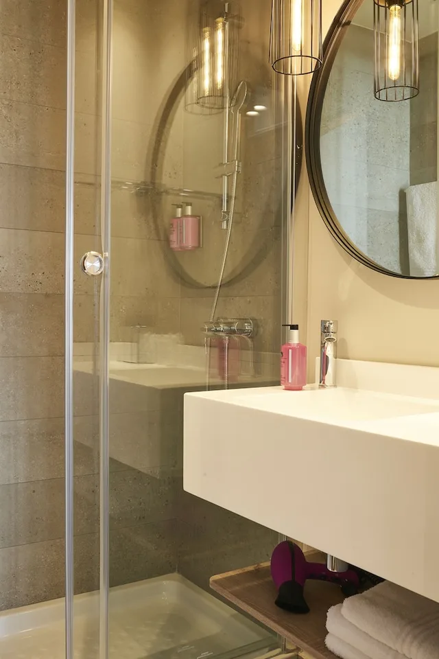 غرفة بسرير كوين بإطلالة على البحر بشرفة، Moxy Patra Marina 5/5
