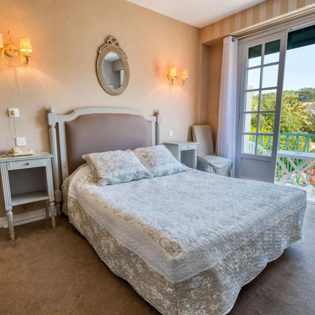 غرفة بسرير مزدوج بشرفة، Hotel Le Quercy Souillac 1/6