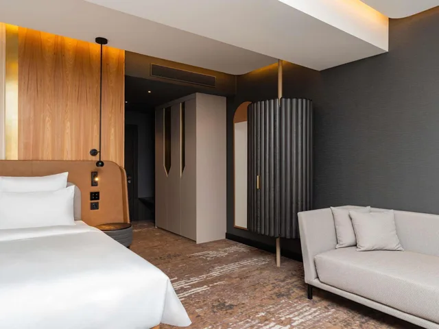 جناح بسرير كينج مع أريكة، Movenpick Yerevan 1/3