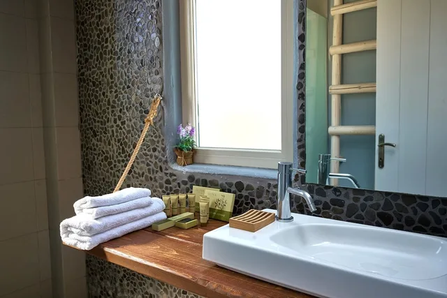جناح تقليدي بانورامي بسرير كوين بإطلالة على البحر، Althea Boutique Hotel 1/1