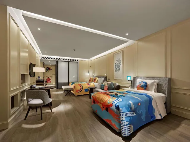 غرفة بسرير كينج بإطلالة على البحر بشرفة، Hilton Dalian Golden Pebble Beach Resort 1/4