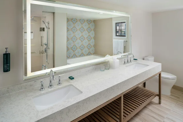 جناح جونيور بسرير كينج، Hilton Santa Barbara Beachfront Resort 2/2
