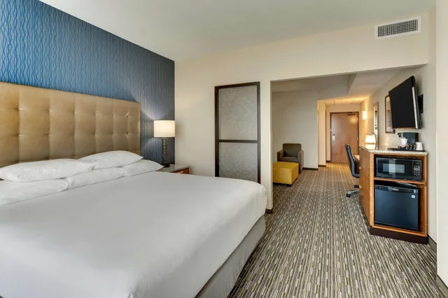 غرفة بسرير كينج بشرفة بإطلالة مع أريكة، Drury Plaza Hotel Orlando - Disney Springs Area 5/9